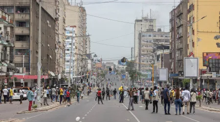 Entre caos e destruição, o Natal faz-se a cozinhar arroz na rua em Maputo