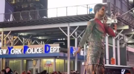 Carrinha com estátua de CR7 'toma conta' de Times Square e pede recorde