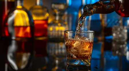 Médico propõe que rótulos de bebidas alcoólicas tenham aviso de cancro