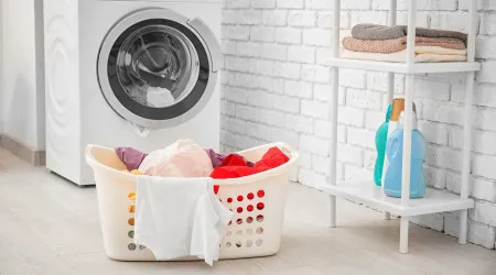 Comprou roupa nova e quer lavar antes de usar? Siga estes passos