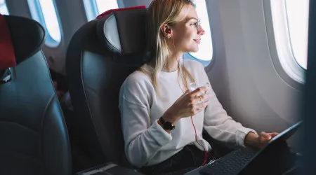 O que nunca deve beber num avião, segundo uma assistente de bordo