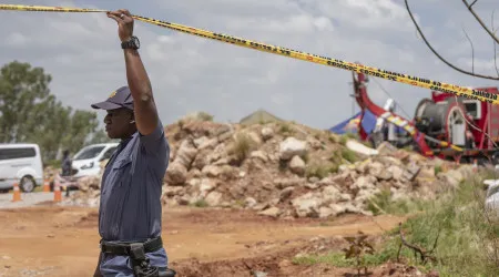 Pelo menos 78 mortos retirados de mina de ouro na África do Sul