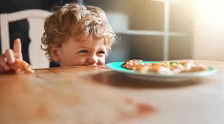Deve obrigar as crianças a comer tudo o que têm no prato?