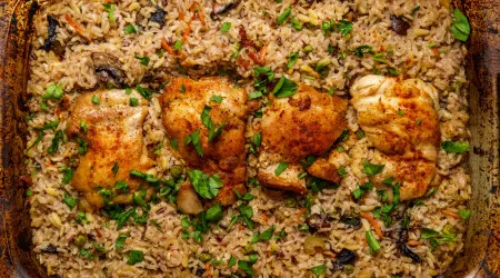 Receita fácil e muito saborosa de frango com arroz e laranja no forno