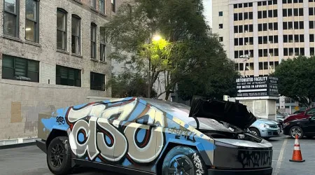 Tesla Cybertruck encontrado incendiado e vandalizado