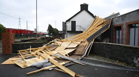 Casas danificadas e sem luz. O rasto de destruição do Éowyn em Inglaterra