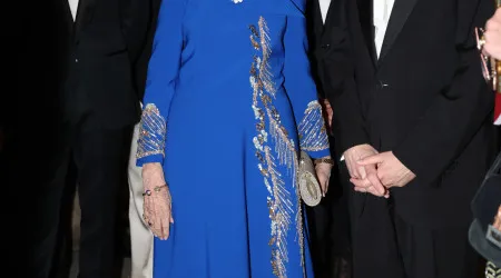 Aos 86 anos, rainha Sofía continua a dar lições de estilo. Eis um exemplo
