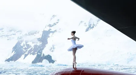 Bailarina francesa desafia frio (mas não só) e dança em proa na Antártida