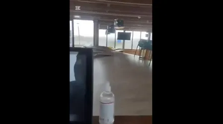 Vento arranca chão de bar junto a praia da Figueira da Foz. Há vídeo