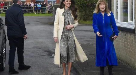 Kate Middleton volta a usar vestido (barato) da Zara em visita a hospital