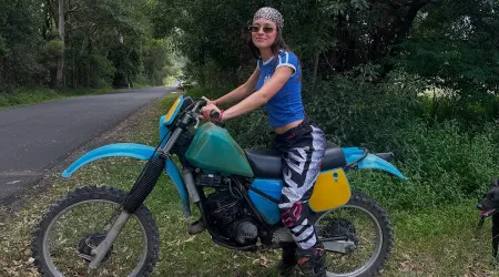 O look motard e a aula de Daniela Melchior para novo filme na Austrália