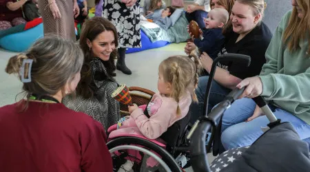 Kate Middleton em visita a hospital pediátrico. "Foi comovente"