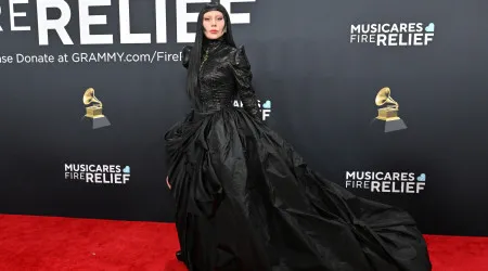 O look gótico, o colar nunca usado e as sobrancelhas descoloradas de Gaga