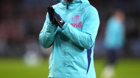 De não jogar... para não jogar. Edwards viu do banco a vitória do Burnley