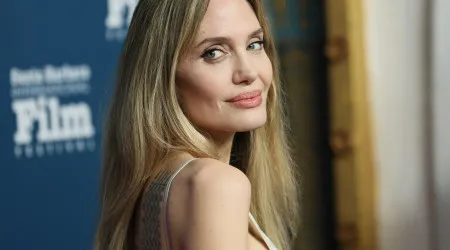 Angelina Jolie arrasa com vestido de seda em entrega de prémios