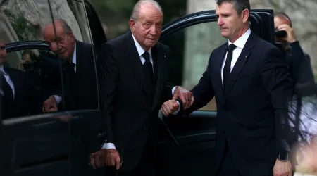 Rei Juan Carlos esteve em Lisboa para as cerimónias fúnebres de Aga Khan