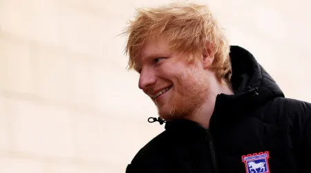 Ed Sheeran ia atuar nas ruas da Índia... mas foi 'detido' pela polícia