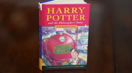 Livro do Harry Potter ia para o lixo, mas acabou vendido por 25 mil euros
