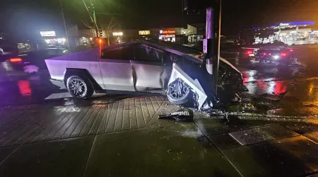 Tesla Cybertruck é colocado em modo autónomo e sofre acidente aparatoso