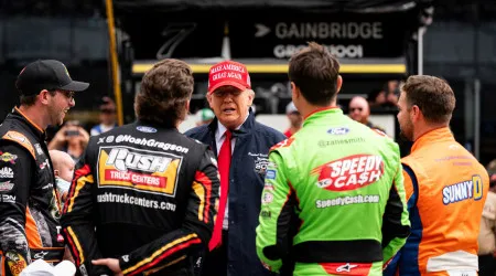 De carro e avião. Trump percorre pista da Daytona 500 antes de corrida