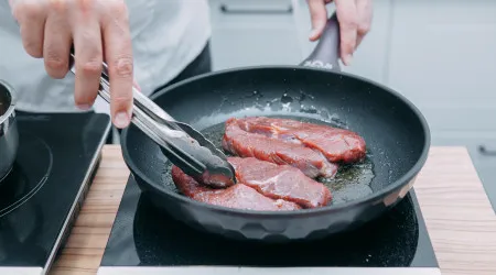 Quatro alimentos que deve evitar ao máximo para proteger o coração