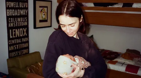 Que momento! Lily Collins brinca com a filha ao som da música do avô