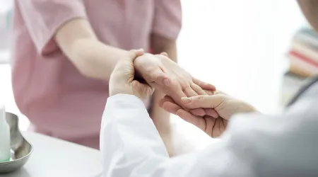 Sinal precoce de cancro do pulmão 'vê-se' nos dedos