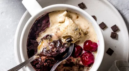 Quer uma sobremesa gulosa? Faça um brownie de caneca com gelado