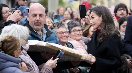 Visita de rainha Letizia a Navarra teve direito a uma baguete gigante