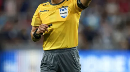 Árbitro suspenso por 6 meses... por pedir autógrafo a Messi