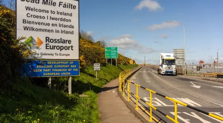 Mulher morre em ferry na Irlanda. Um homem foi detido