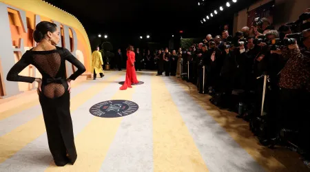 O look ousado de Zoë Kravitz que deixou o 'rabiosque' de fora