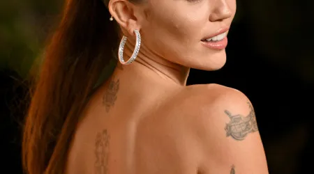 Miley Cyrus dá nas vistas... com sobrancelhas descoloradas 