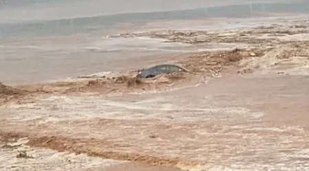 Carros arrastados para o mar durante inundações nas Canárias. Veja