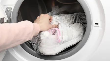 Quer lavar as sapatilhas na máquina? Siga estas instruções 