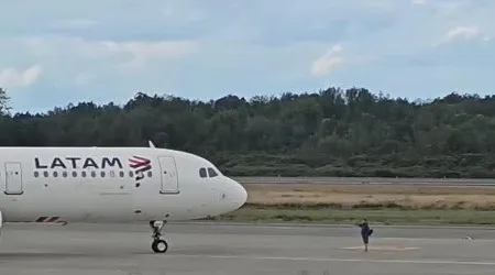 Chile. Invade pista de aeroporto e tenta parar avião para não perder voo 