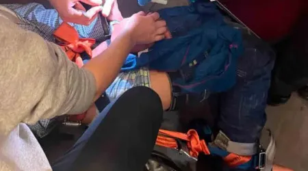 Pânico em avião após passageiro tentar abrir porta durante voo