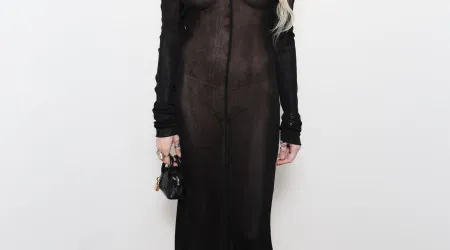 Paris Jackson dá nas vistas com look transparente em Paris