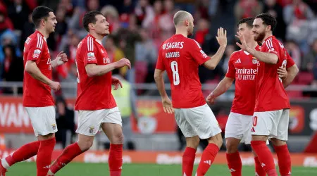 Benfica 'cola-se' ao Sporting na liderança antes da 'final' em Barcelona