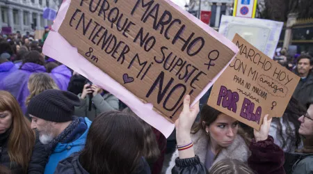 Mulheres reivindicam direitos nas ruas da Europa, África e América do Sul