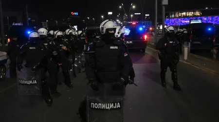 Polícia deteve 13 pessoas na véspera da manifestação de hoje em Belgrado