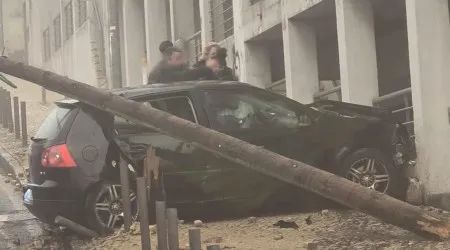 Despiste aparatoso leva a queda de poste em Camarate