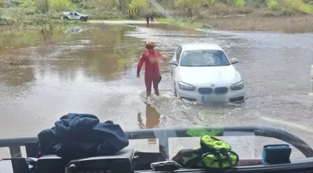 Casal resgatado após ficar preso no carro devido à subida do rio Sorraia