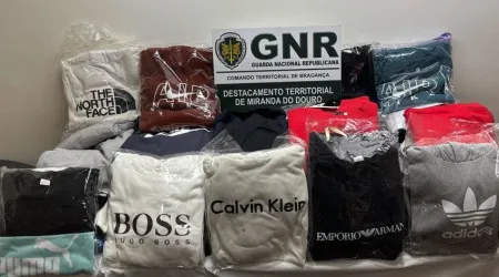 Vendia roupa contrafeita na feira de Mogadouro. GNR apreendeu artigos