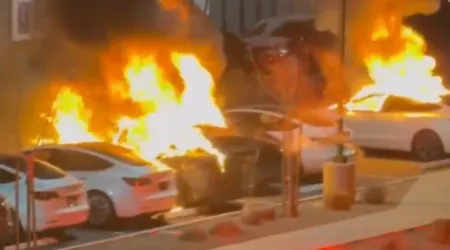 Concessionário da Tesla atacado com cocktails molotov. Musk já reagiu
