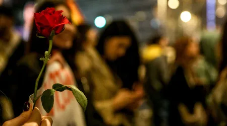 Milhares de sérvios voltam a protestar contra o governo