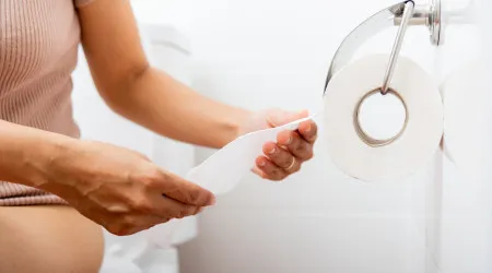Fezes amarelas? O que pode querer dizer sobre a saúde intestinal