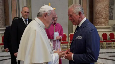 Rei Carlos III e Camilla fazem visita surpresa ao Papa Francisco