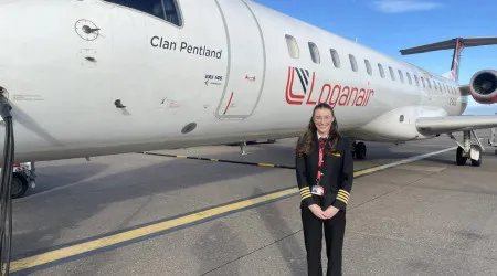 Aos 26 é a mais jovem piloto do mundo. Porém, é confundida com assistente