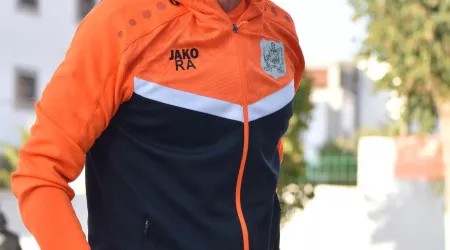 Rui Almeida sorri em Marrocos. Treinador português trava o líder